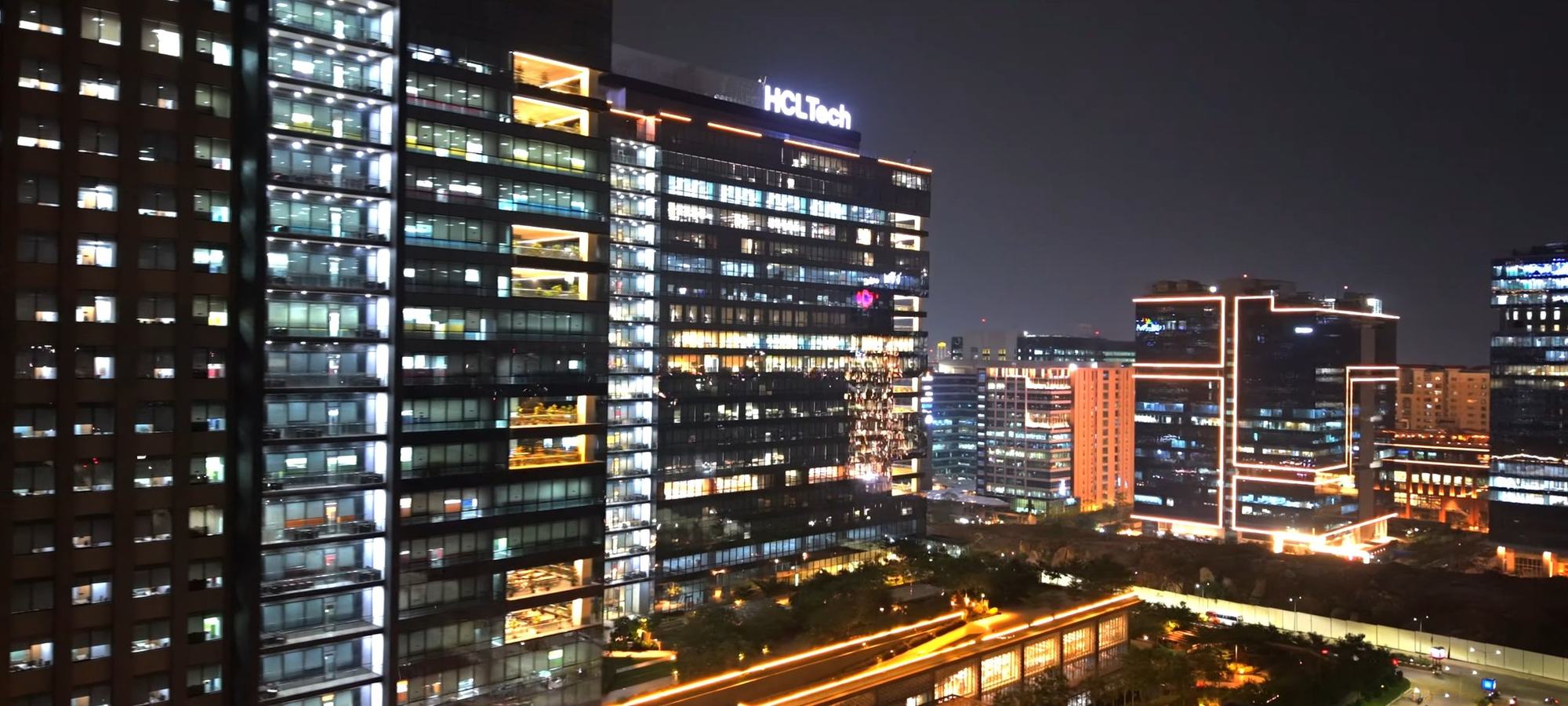 Stadtskyline bei Nacht mit beleuchteten Hochhäusern